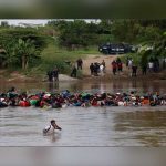 Rescatan a migrante que casi muere en el río que separa Guatemala de México guatemala
