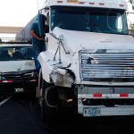 Conductor invadió carril y termina «enganchado» en rastra frente a la nueva Embajada Americana nicaragua