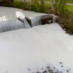 Un río se tiñe de blanco en Reino Unido y esta es la razón reino unido