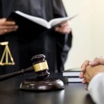 Hombre demanda a sus padres por destruir colección de películas porno sexo