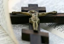 Demandan a religiosos por sobornar a dos víctimas de abusos sexuales