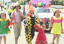 Colorido desfile celebrando la restitución de derechos nicaragua