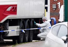 Arrestan a dos personas en relación con el hallazgo de 39 cadáveres reino unido