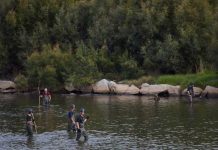 Detienen a menor que arrojó a su bebé en un río en España