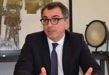 Dimitió alcalde que envió fotos de su miembro viril a una mujer francia
