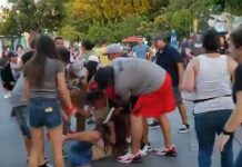 VIDEO: Pleito entre hombres y mujeres en Disneyland desata el pánico estados unidos
