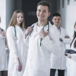 ¡Alerta! La bata de tu doctor podría contener bacterias inimaginables salud