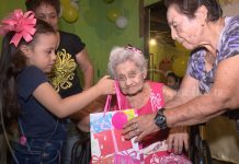 Doña Elsa, la «muchachona» que canta, baila y celebra sus 102 años nicaragua