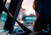 Un hombre recorre dormido una autopista con el piloto automático hombre