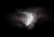 Fotos y videos del inusual eclipse «anillo de fuego» desde Asia asia