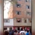 Video: Mujer lanza a su hijo de un edificio para salvarlo durante incendio