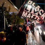 Cientos de manifestantes marchan en Seattle durante el conteo de votos en EE.UU. estados unidos