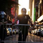 EE.UU: Anciano termina en el suelo tras ser empujado por dos policías estados unidos