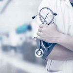 Bajo la inclemente lluvia, cirujano salvadoreño despide a su colega que murió por coronavirus el salvador