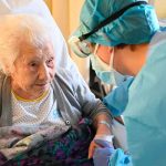 Española de 104 años sale de un hospital tras superar la covid europa