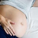 México: Mujer da a luz en la calle y bajo la lluvia (VIDEO) mexico