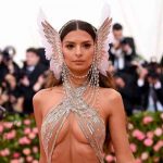 ¡Espectacular figura! Emily Ratajkowski presume su embarazo sin nada puesto foto
