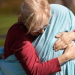 Estados Unidos: Madre abraza a su hija enfermera a través de una sábana nicaragua