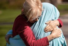 Estados Unidos: Madre abraza a su hija enfermera a través de una sábana nicaragua