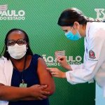 Una enfermera, primera vacunada de Brasil: «No tengan miedo» brasil