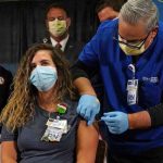 Enfermera hispana es la primera en vacunarse contra la covid en Florida estados unidos