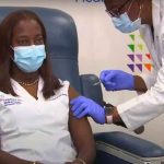 Una enfermera de Queens, la primera en recibir la vacuna de Pfizer estados unidos