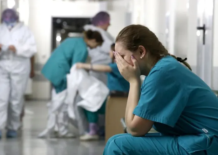 Rusia: Enfermera es sancionada por atender a pacientes en ropa interior rusia