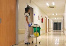 China: Enfermeras se cortan el pelo para vencer al coronavirus china