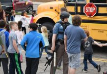 Una niña entre los sospechosos del tiroteo escolar en Denver, EE.UU. estados unidos
