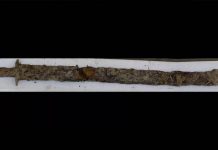 Una niña descubre una espada vikinga de hace 1.000 años en un lago de Suecia suecia