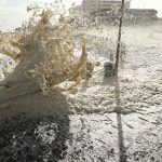 Grandes copos de espuma marina inundan las calles de Ciudad del Cabo (Video) cuidad del cabo