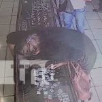 ¡Al descaro! Mujer y acompañante roban en joyería de Estelí (VIDEO) nicaragua, esteli, robo, joyeria, delincuencia,