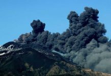 La erupción del volcán Etna provoca sismos y columnas de cenizas italia