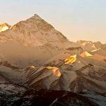 Un chino de 70 años amputado de ambas piernas corona el Everest chino