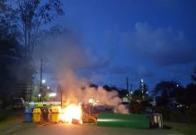 Manifestantes prenden fuego a barricadas en las afueras de una Refinadora Costarricense costa rica