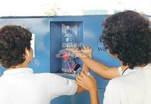 Escolares toman agua hecha con aire escolares