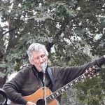 Exbajista de Pink Floyd pide libertad para Julian Assange exbajista