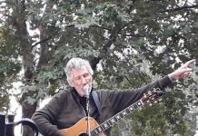 Exbajista de Pink Floyd pide libertad para Julian Assange exbajista