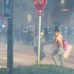 Exoneran a policía que provocó lesiones al rostro de una mujer en EE.UU estados unidos