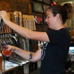 Florida suspende consumo de alcohol en bares por récord de contagios estados unidos