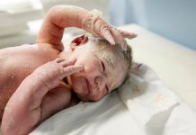 ¿Qué es la capita blanca con la que nacen los recién nacidos? vernix caseoso