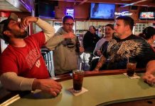 Ciudadanos en Wisconsin celebran el fin del confinamiento en bares wisconsin