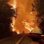 Infierno en California: Residentes huyen de incendio que arrasó pueblos miles