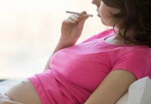 España: Polémica por video en el que una madre da de fumar a su bebé