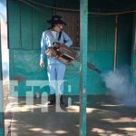Brigadistas fumigan y abatizan hogares del barrio Candelaria nicaragua