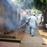 Fumigación para evitar enfermedades en el barrio Macarally nicaragua