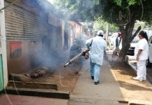 Fumigación para evitar enfermedades en el barrio Macarally nicaragua