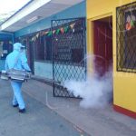 Barrio 380 de Managua fumigado y abatizado para eliminar zancudos nicaragua