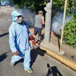 Fumigación elimina criaderos de zancudos en barrio La URSS, Managua nicaragua