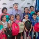 Buenos clientes de FUNDENUSE  reciben paquetes  escolares para el regreso a clases